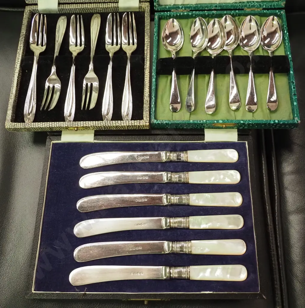 3 cased sets silver plated cutlery - mother of pearl handled fruit knives, teaspoons, cake forks Image 1++