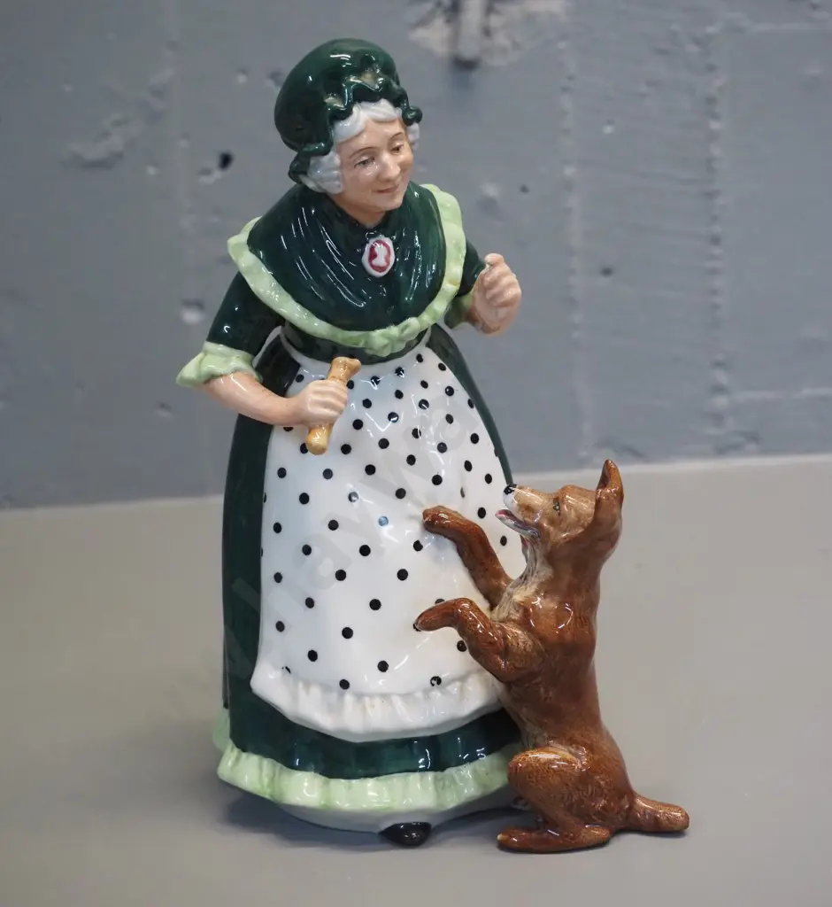 Royal Doulton 'Old Mother Hubbard' figurine H-200 Image 1++