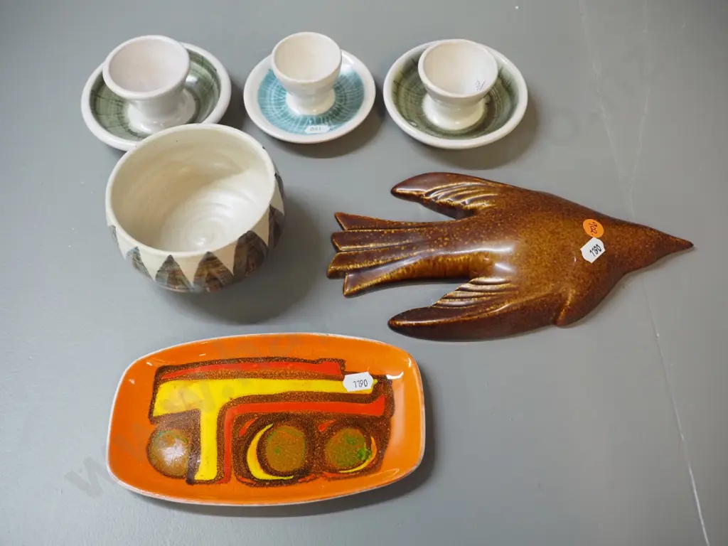 assorted pottery items including Bob Steiner Ceramics bird L-240, a Poole dish, & 4 pieces Hanmer pottery Image 1++