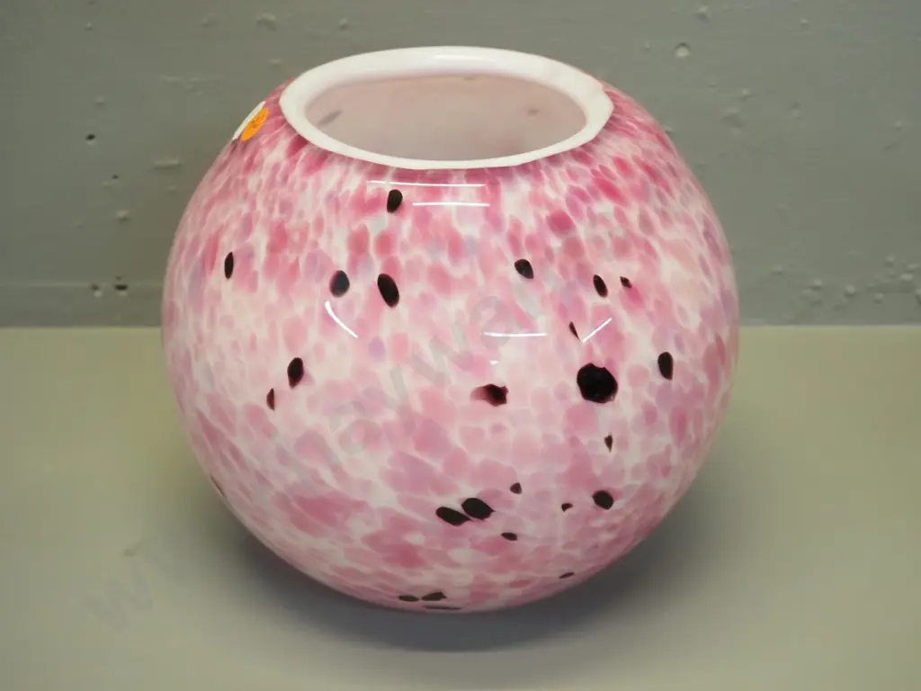 art glass mottled pink globe shaped vase - no maker's marks H-180 D-200 Image 1++