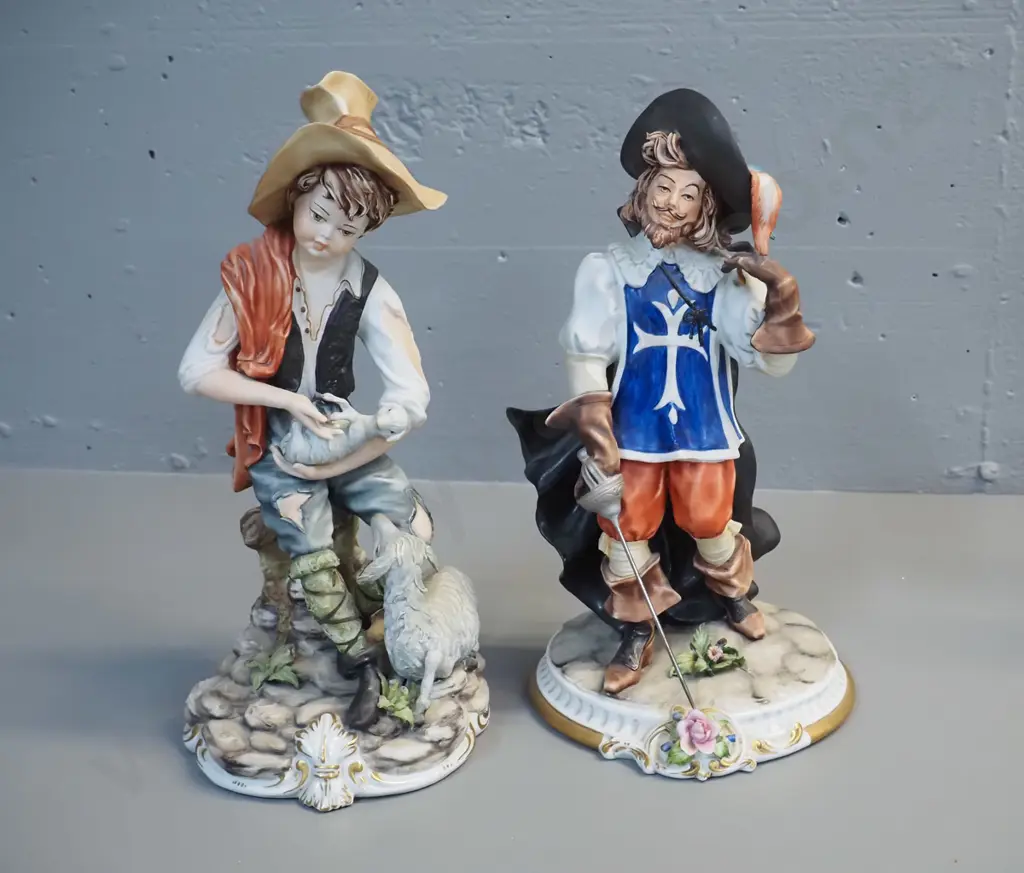 2 Capodimonte Viertosca figurines - swordsman and shepherd, each approx. H-320 Image 1++