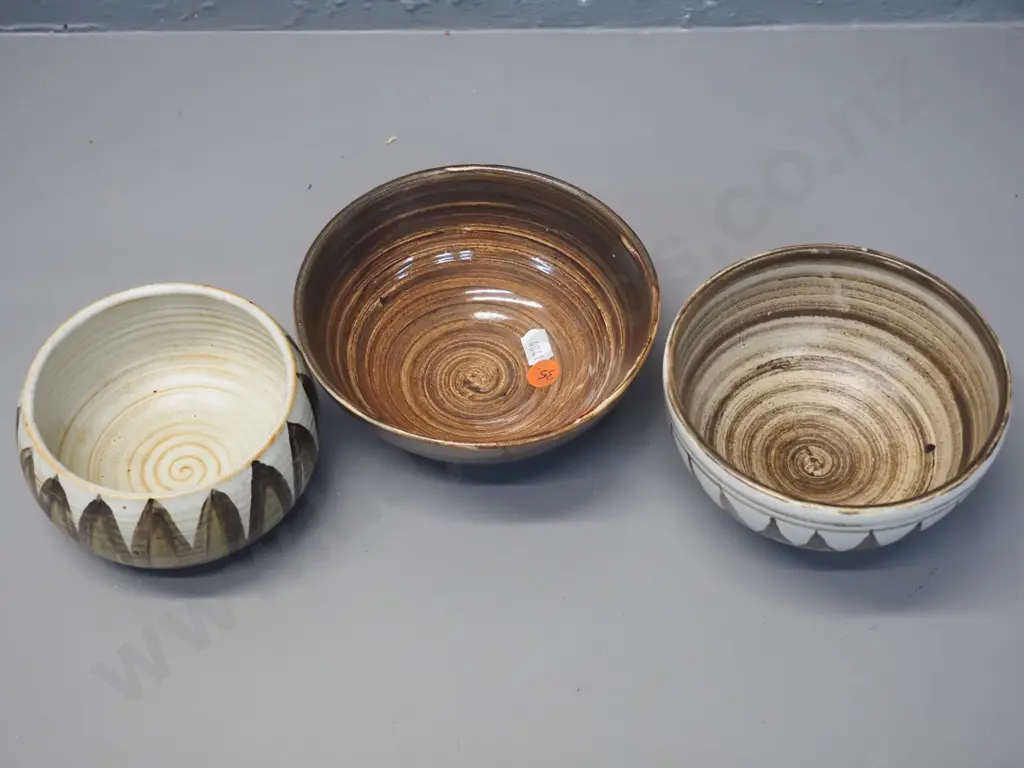 3 Hanmer pottery bowls - taller is H-80 D-125 Image 1++