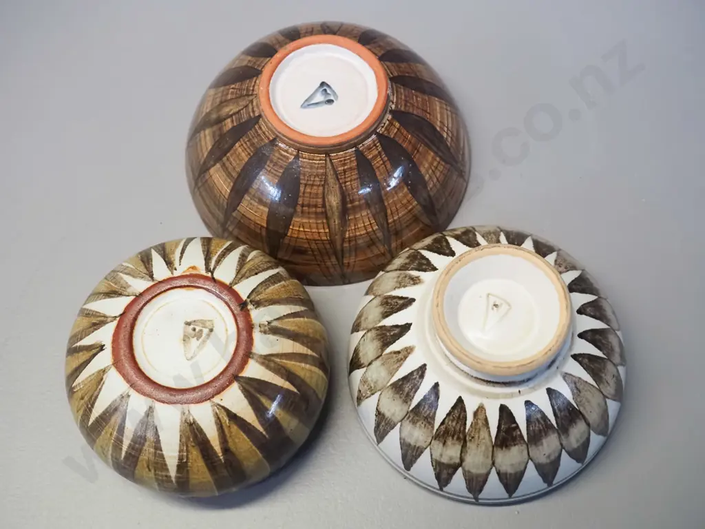 3 Hanmer pottery bowls - taller is H-80 D-125 Image 1++