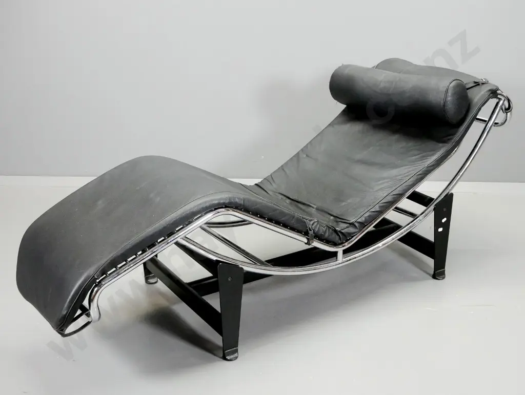 Le Corbusier style chrome & leather reclining chaise longue on black metal base H-690 L-1650 W-560 Image 1++
