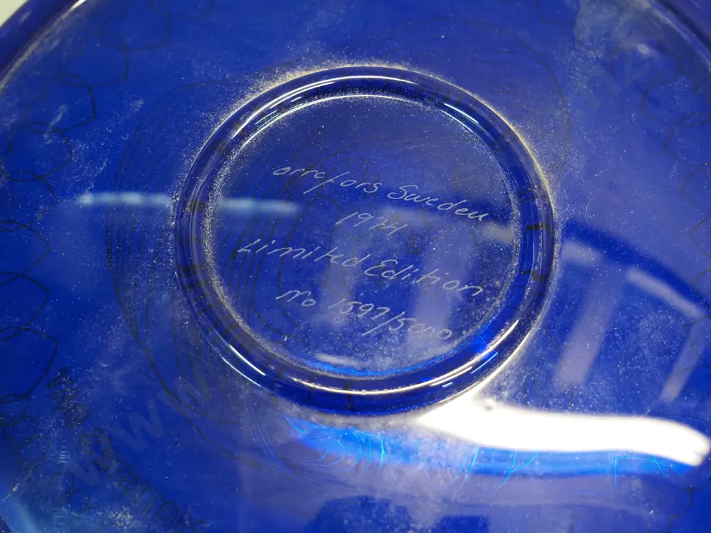2 Orrefors mother's day plates D-200 - dark blue glass with gilt decorations, 1973 & 1974 Image 1++