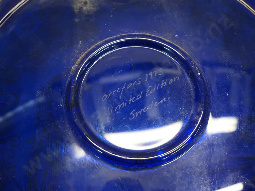2 Orrefors mother's day plates D-200 - dark blue glass with gilt decorations, 1973 & 1974 Image 1++