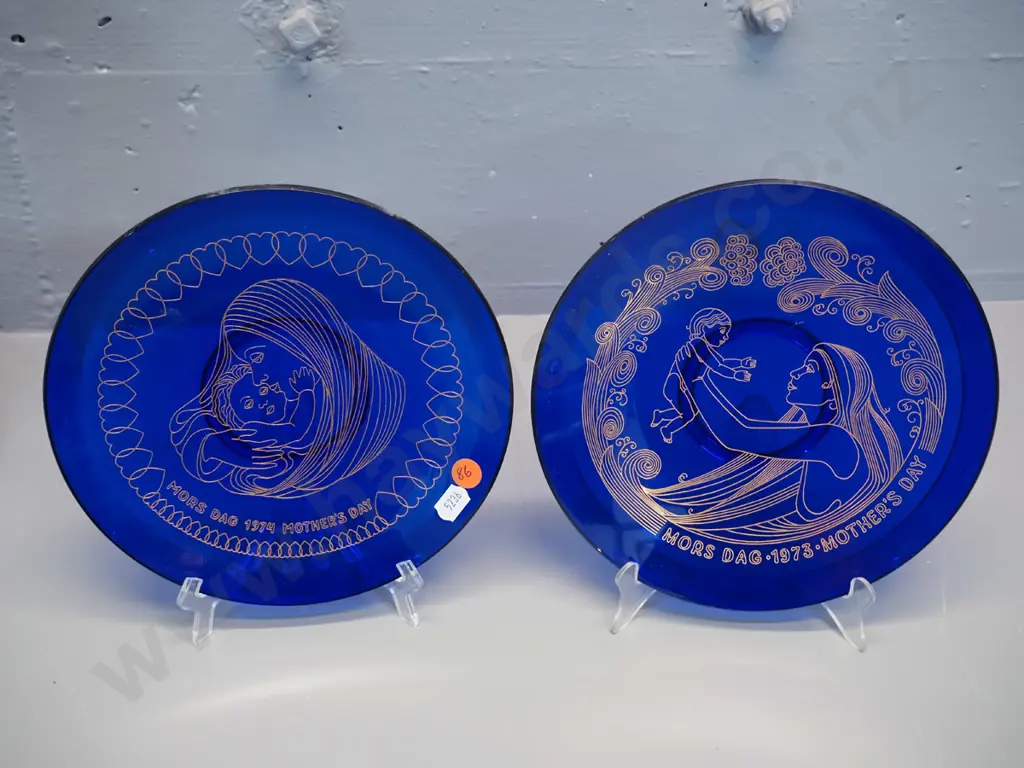 2 Orrefors mother's day plates D-200 - dark blue glass with gilt decorations, 1973 & 1974 Image 1++