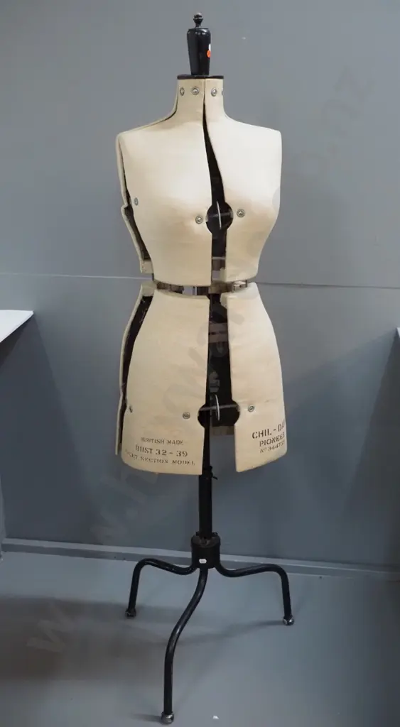Chil-Daw adjustable dressmaker's form on a metal base - marked Pioneer 344739 H-1500 Image 1++