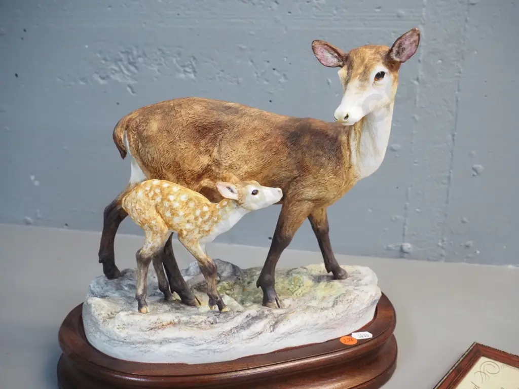 Hereford NZ hand-painted hind and fawn figurine on fitted wooden base, H230 L260, with certificate. H-290 L-300 Image 1++