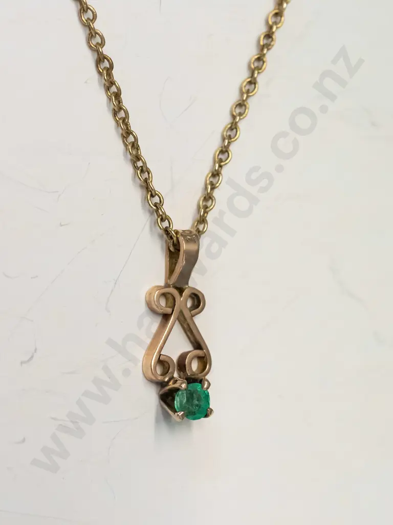 small emerald necklace stamped 9C Image 1++