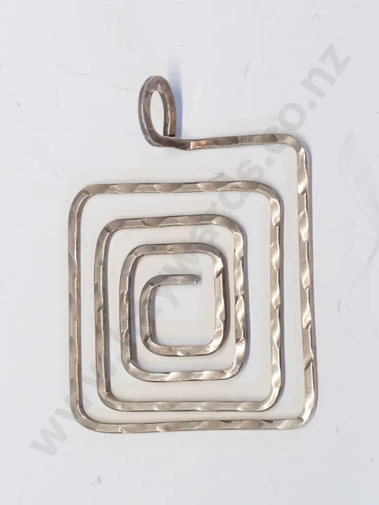 silver pendant stamped 925 no chain Image 1++