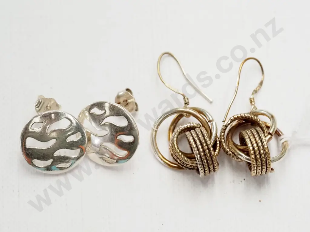 2 pairs of earrings Image 1++