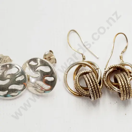 2 pairs of earrings