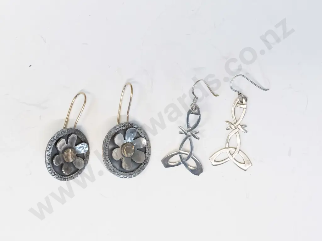 2 pairs silver earrings Image 1++
