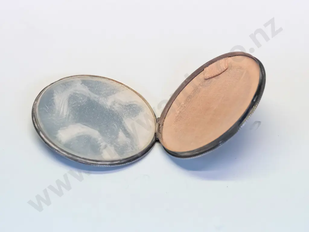 silver powder compact marked G 833 Image 1++