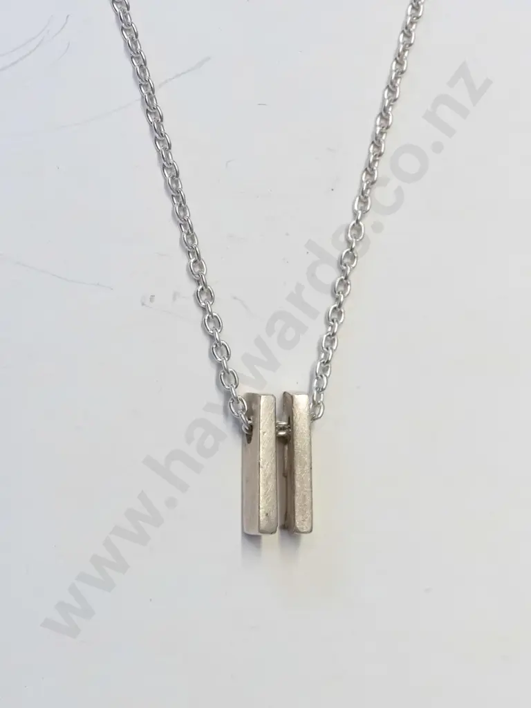 silver necklace stamped 925 Italy on chain Image 1++