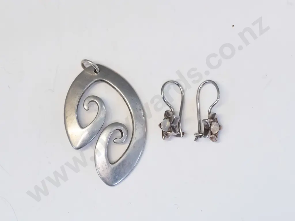 silver pendant stamped stg no chain & pair of silver moonstone earrings stamped 925 Image 1++