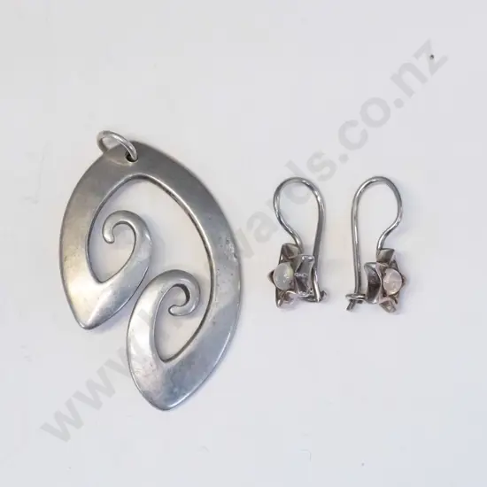 silver pendant stamped stg no chain & pair of silver moonstone earrings stamped 925