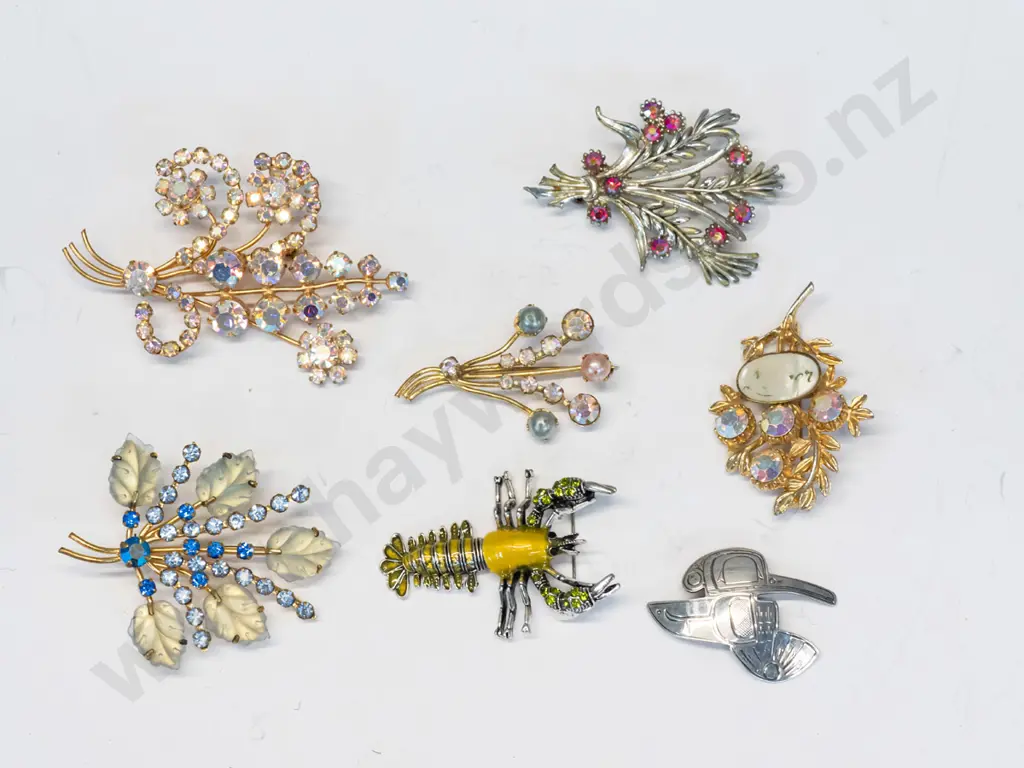 7 asstd costume brooches Image 1++