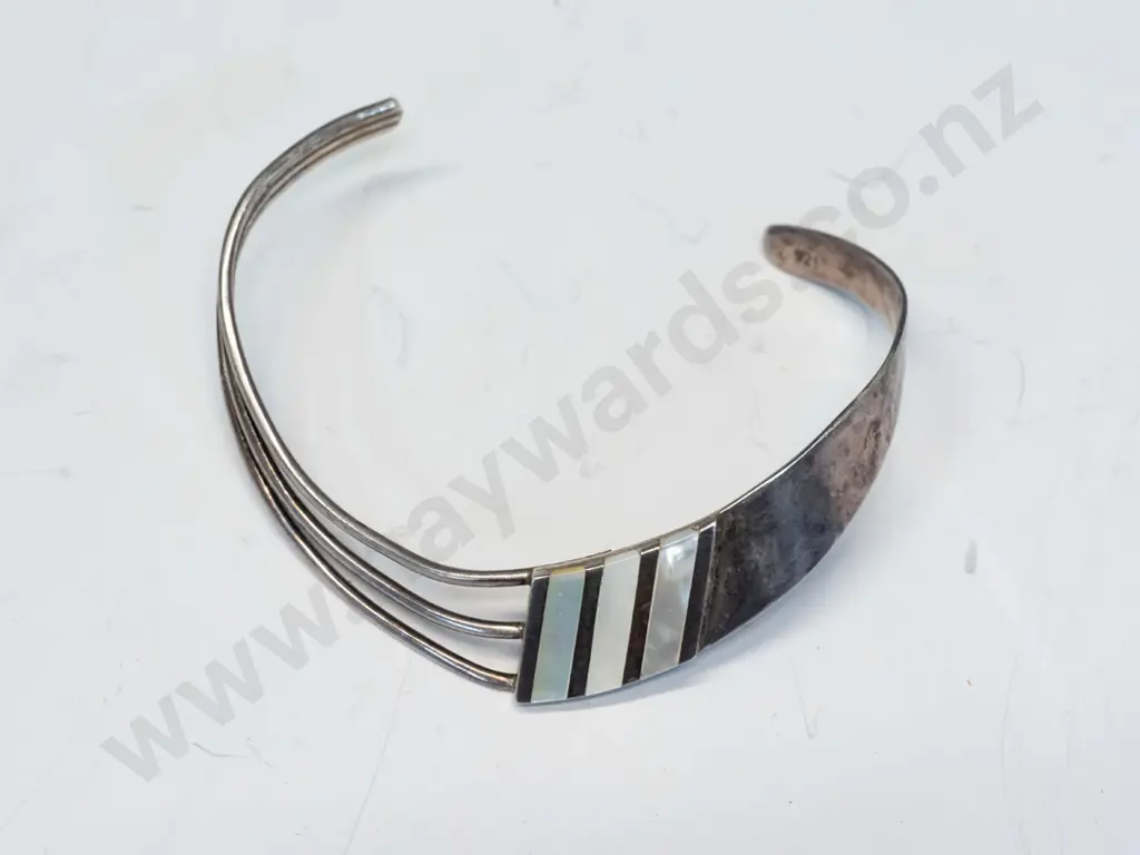 silver cuff bangle with mother of pearl stamped 925 Image 1++