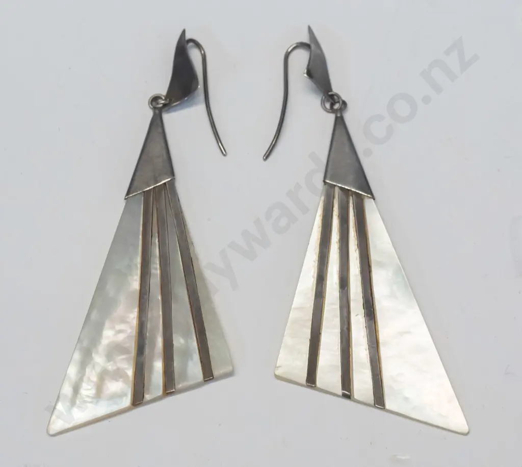 pair of silver & mother of pearl earrings stamped 925 Image 1++