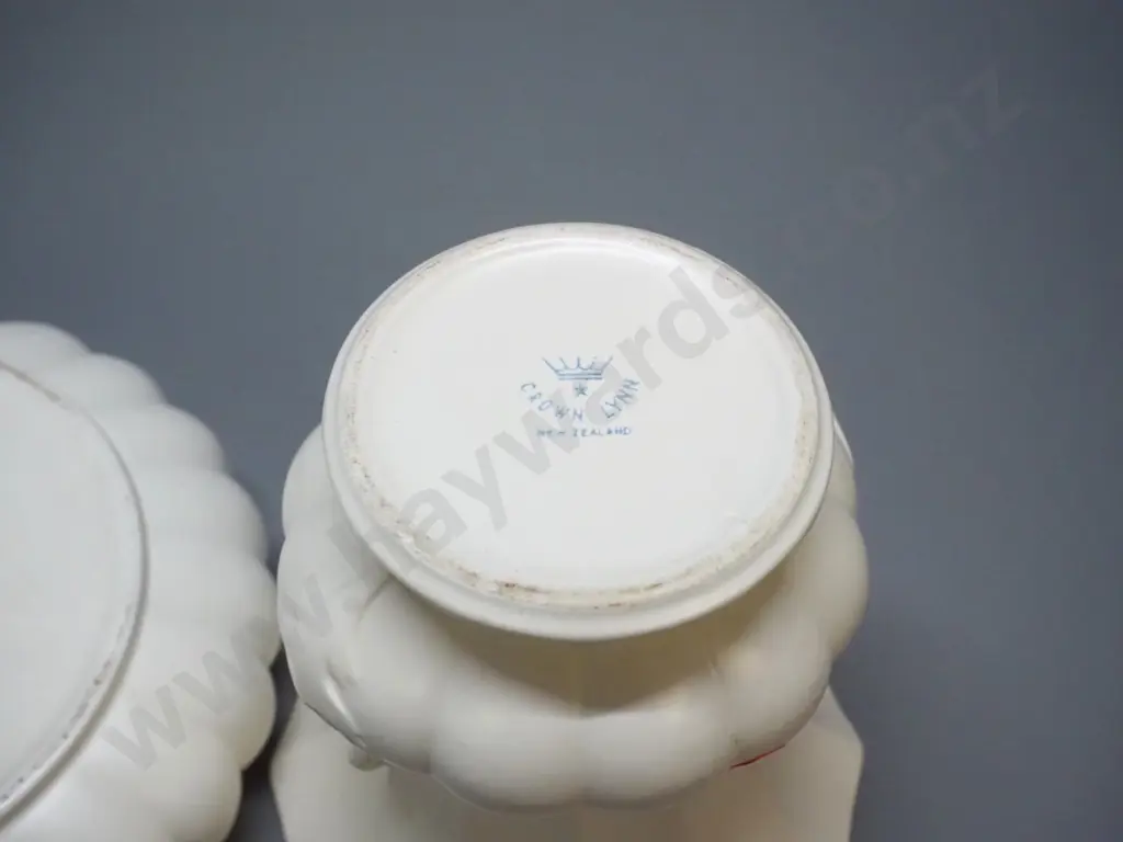 2 Crown Lynn vases - Roydon float bowl and an urn vase H-170 Image 1++