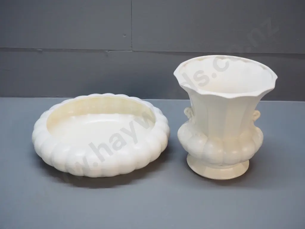2 Crown Lynn vases - Roydon float bowl and an urn vase H-170 Image 1++