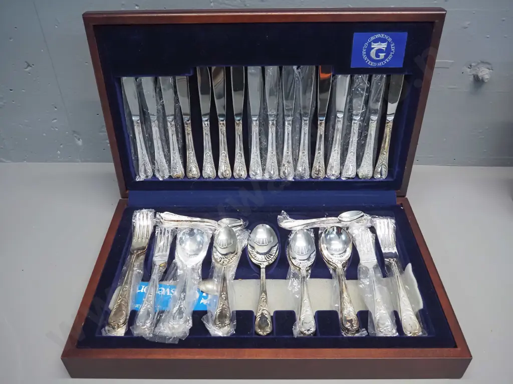 wood cased canteen of Grosvenor silver-plated cutlery - 8 place setting Image 1++