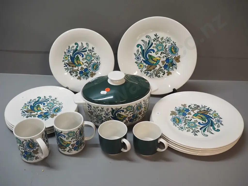 Royal Doulton Everglades retro dinner and oven ware including lidded casserole, 6 each of 3 plate sizes, 2 mugs & 2 cups Image 1++