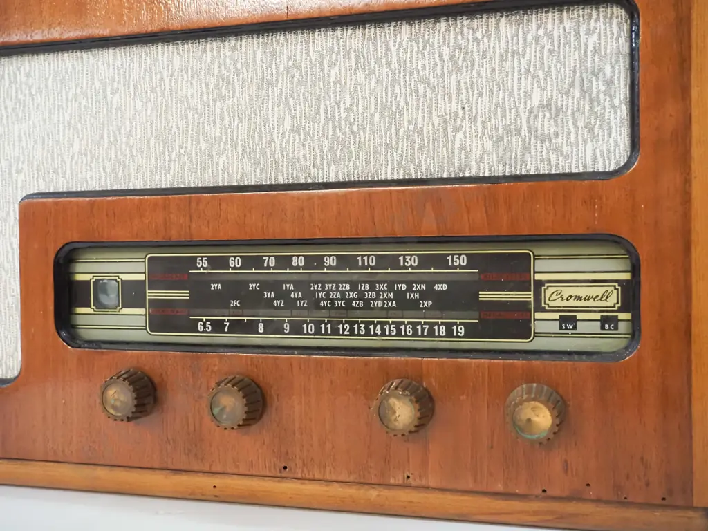 vintage Cromwell timber-cased radiogram w/78RPM gramophone, tin of needles. Radio / Gram. Image 1++
