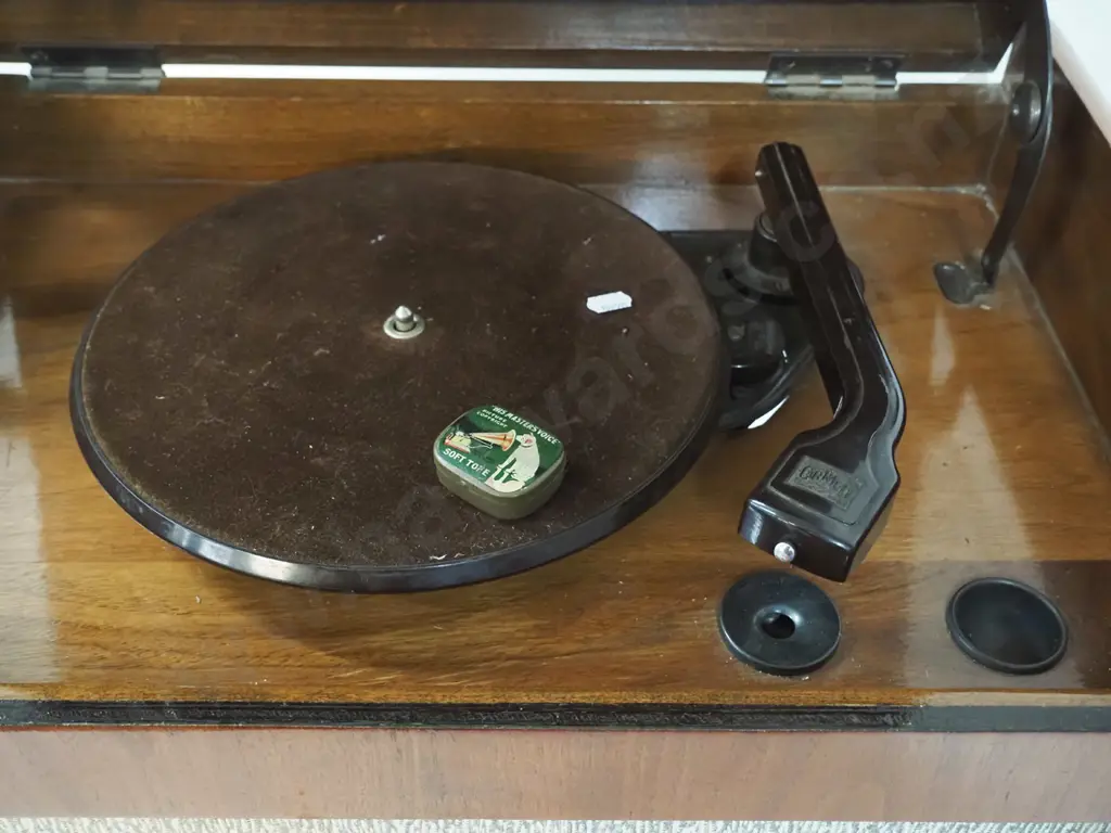vintage Cromwell timber-cased radiogram w/78RPM gramophone, tin of needles. Radio / Gram. Image 1++