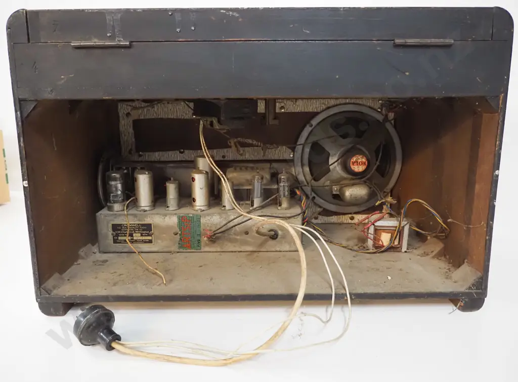vintage Cromwell timber-cased radiogram w/78RPM gramophone, tin of needles. Radio / Gram. Image 1++