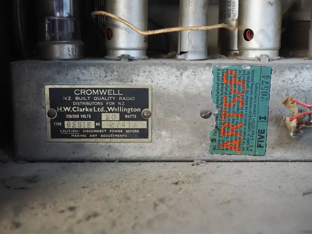 vintage Cromwell timber-cased radiogram w/78RPM gramophone, tin of needles. Radio / Gram. Image 1++