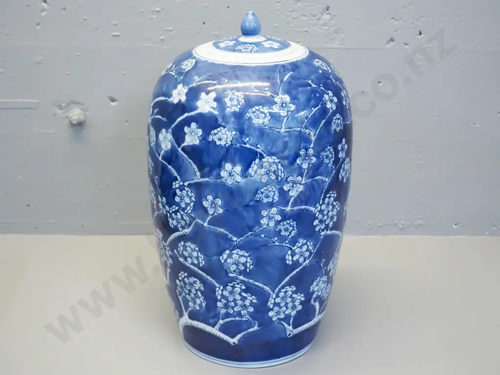 Chinese hand-painted blue and white blossom pattern large lidded jar - see photo for maker's mark H-420 D-230 Image 1++