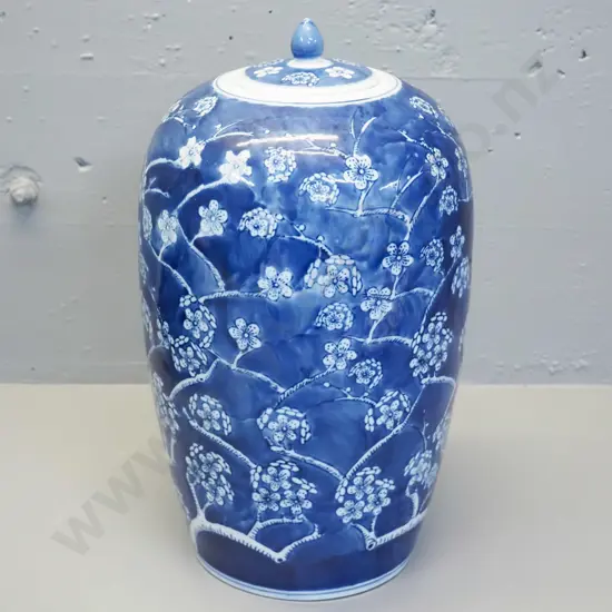 Chinese hand-painted blue and white blossom pattern large lidded jar - see photo for maker's mark H-420 D-230