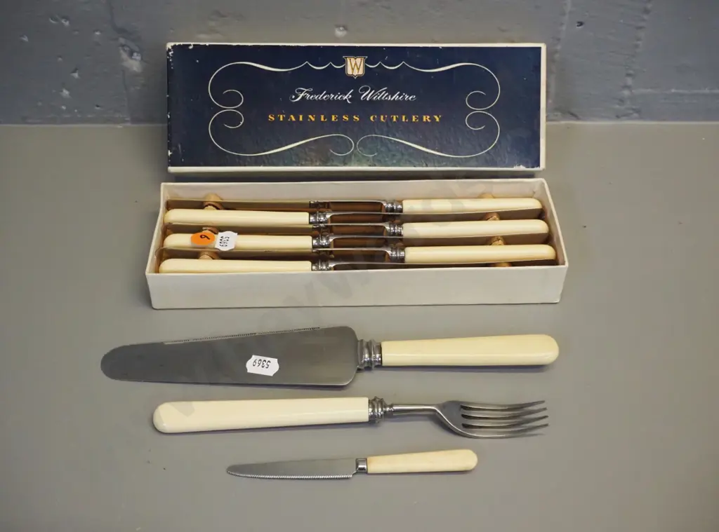 bone-handled cutlery - boxed set of 6 dinner knives, a server, small knife and fork Image 1++