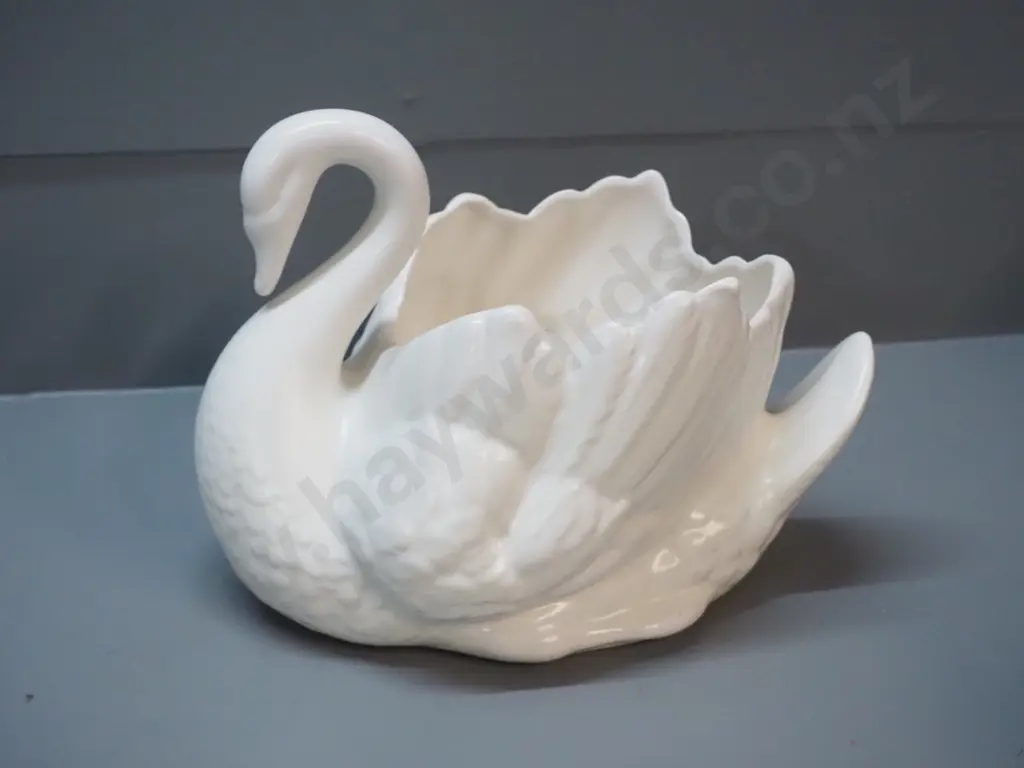 white swan vase - marked Made in England H-180 W-230 Image 1++