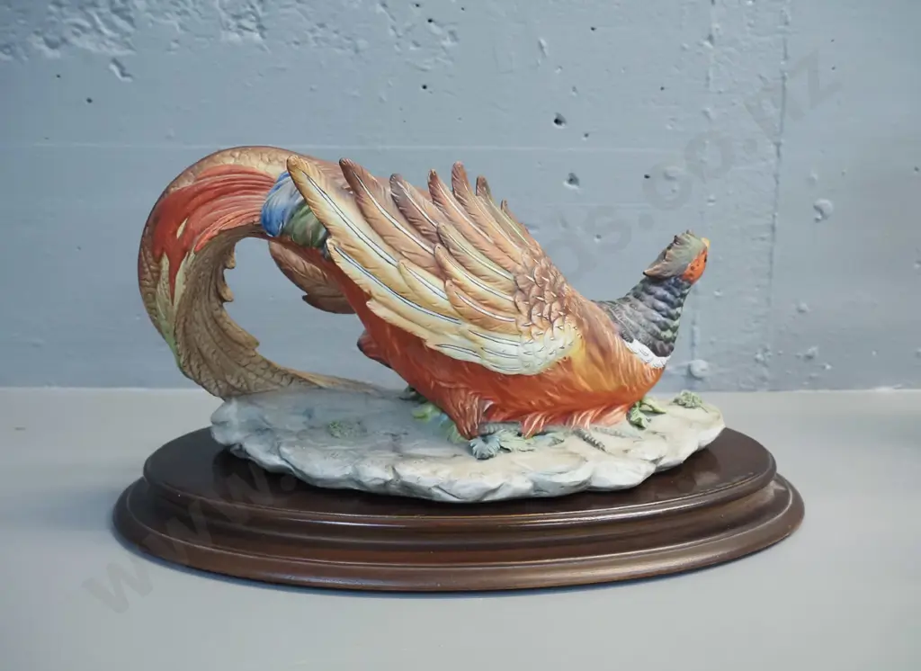 Capodimonte pheasant figure resting on wooden base H-200 L-340 Image 1++