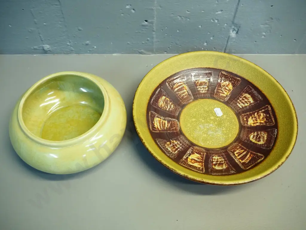 Crown Lynn (?) bowl marked 40 and with 3/6 fraction mark D-190 and a German pottery shallow bowl Image 1++