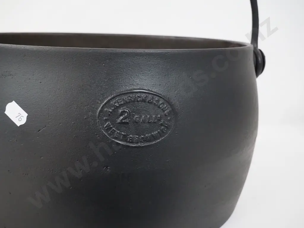 Kenrick 2 gallon cast iron dutch oven / pot with handle - minor corrosion. Pot H230 L320 Image 1++