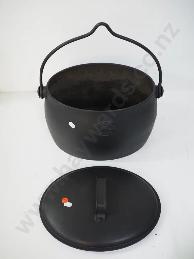 Kenrick 2 gallon cast iron dutch oven / pot with handle - minor corrosion. Pot H230 L320 Image 1++