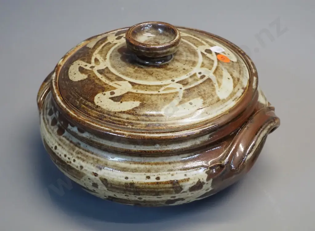 Peter Alger New Zealand pottery lidded casserole "Macadamia Twist 2" H-160 D-260 Image 1++