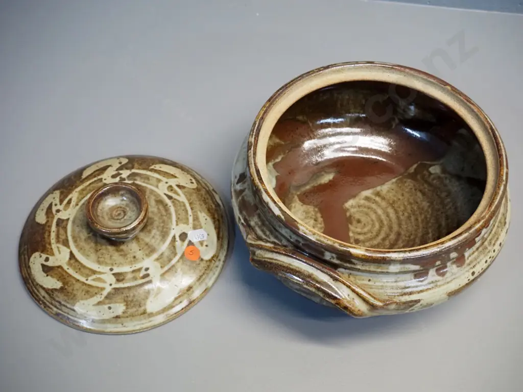 Peter Alger New Zealand pottery lidded casserole "Macadamia Twist 2" H-160 D-260 Image 1++