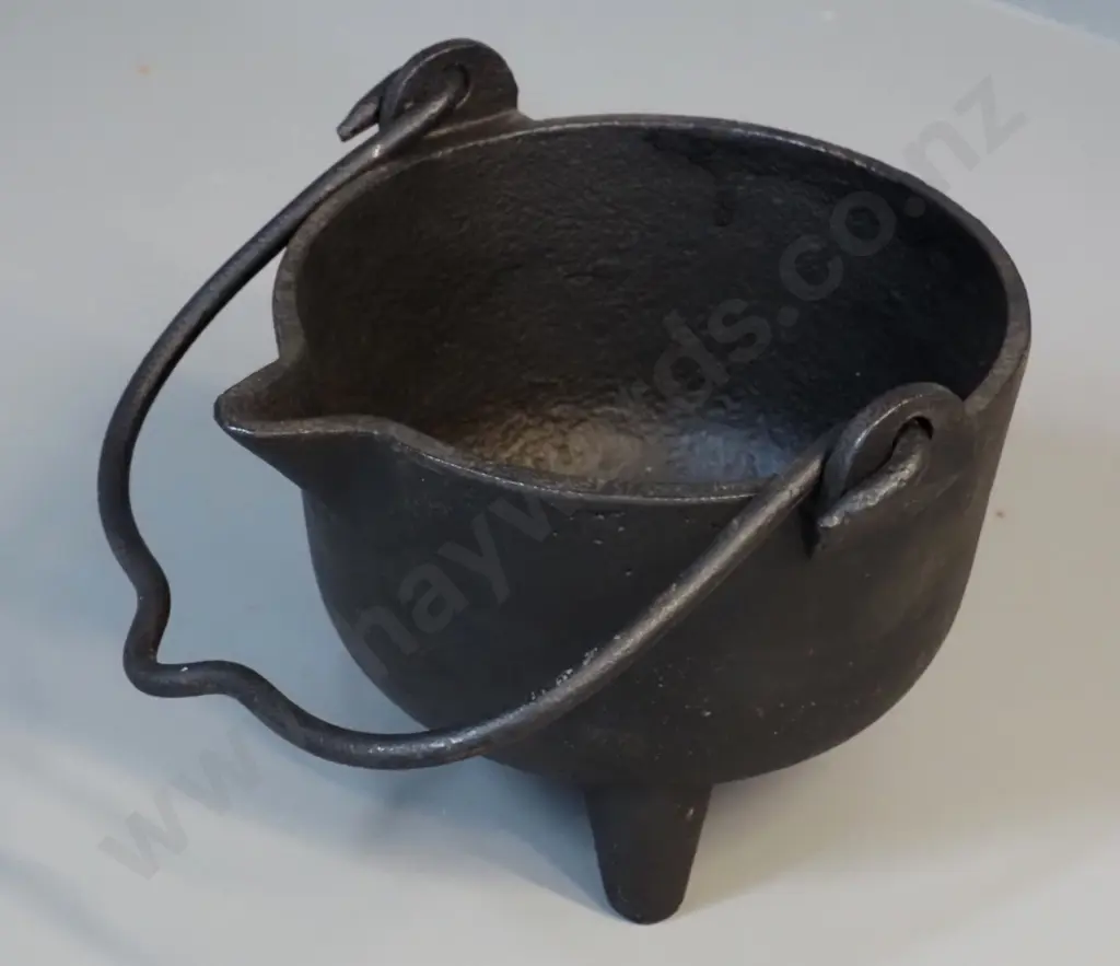 vintage cast iron 3-footed pouring cauldron with handle - marked '7 inch' H-140 W-210 at spout Image 1++