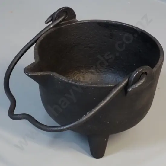 vintage cast iron 3-footed pouring cauldron with handle - marked '7 inch' H-140 W-210 at spout
