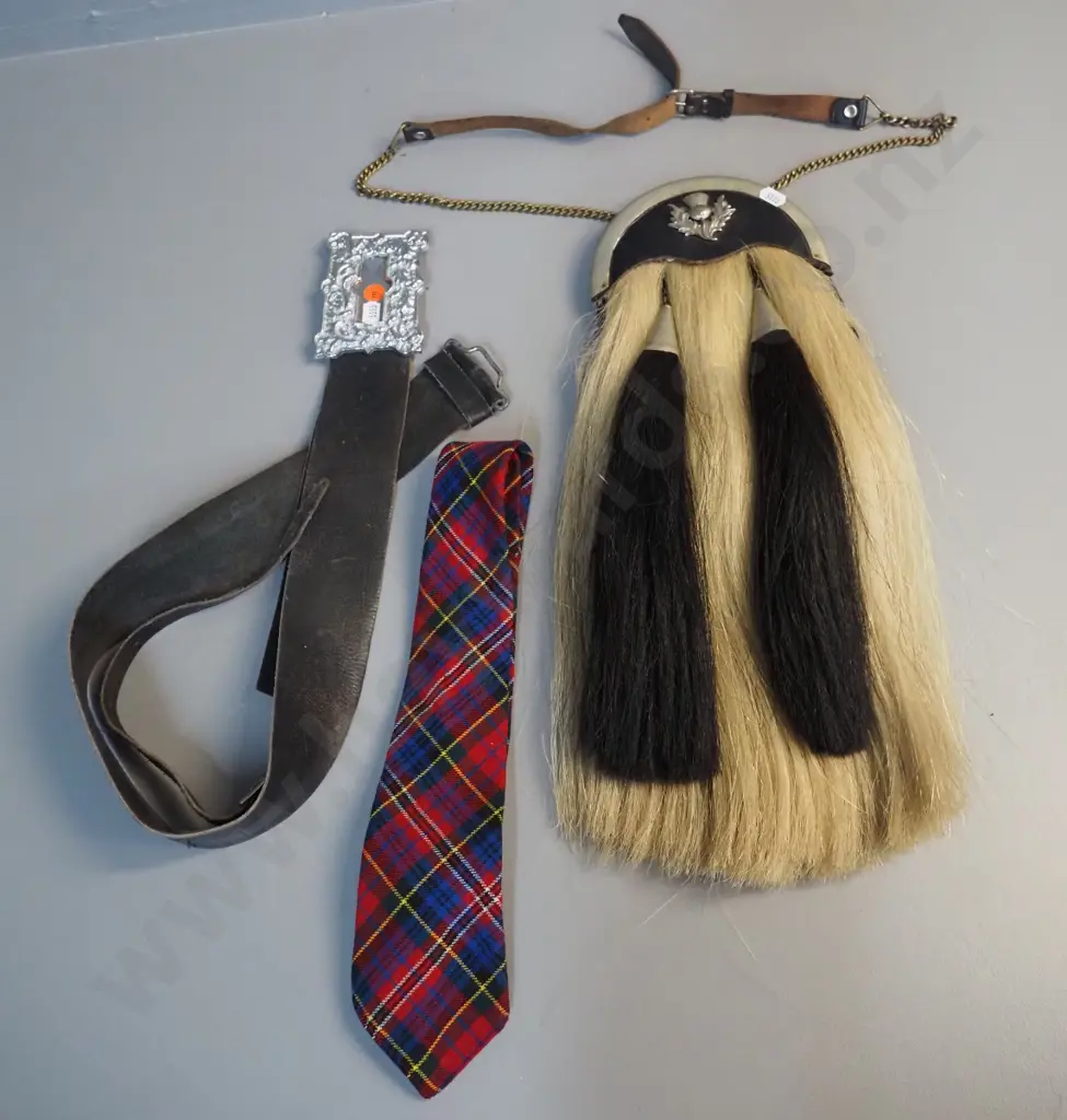 sporran L-450, leather belt with silver buckle and a tartan neck-tie Image 1++