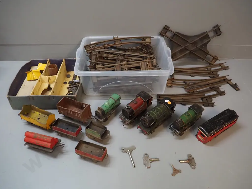 vintage Meccano / Hornby wind-up model railway items - 4 engines, assorted rolling stock and track - corrosion, wear & Image 1++
