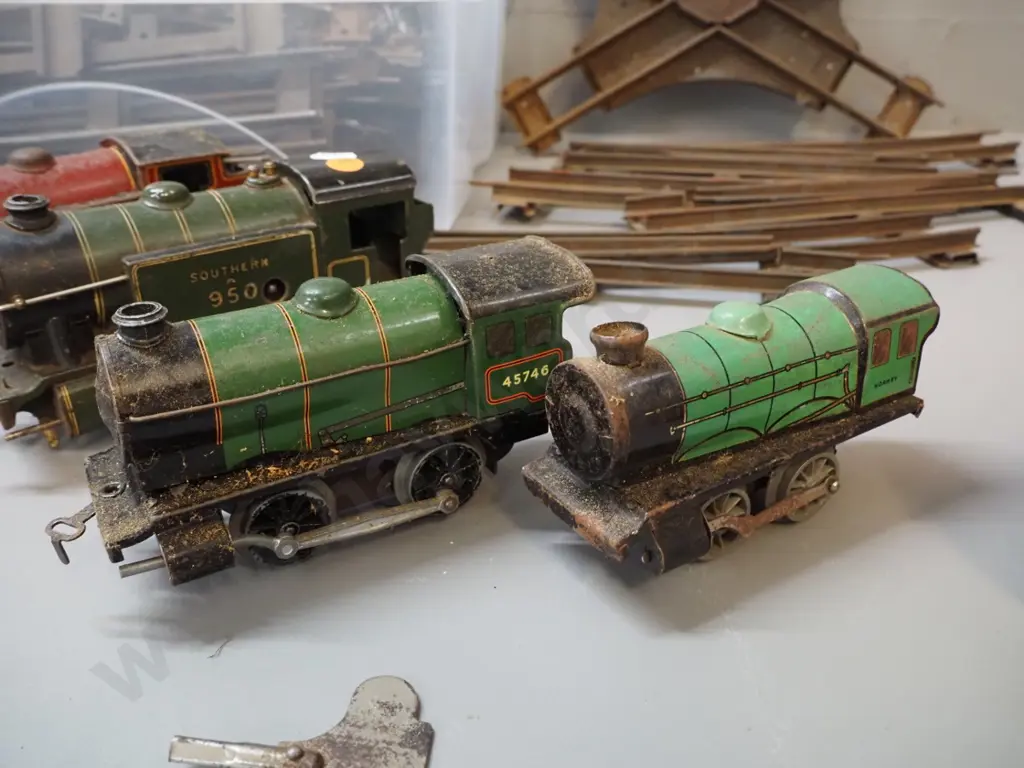 vintage Meccano / Hornby wind-up model railway items - 4 engines, assorted rolling stock and track - corrosion, wear & Image 1++