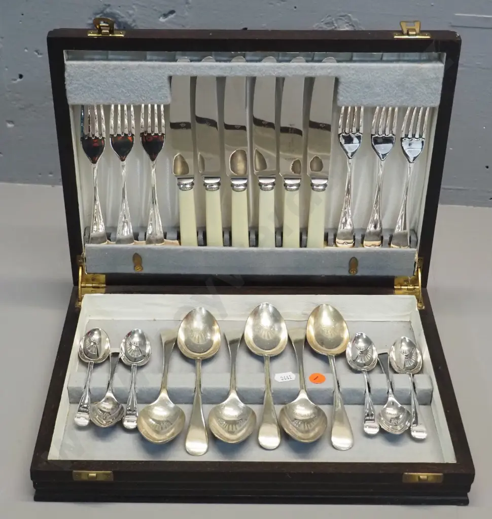 6 place sweet set with bone handled small knives in an oak canteen Image 1++