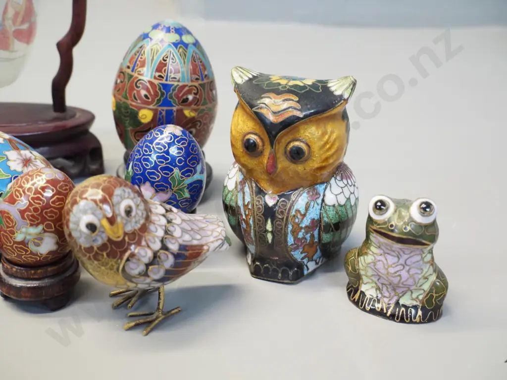 assorted cloisonne items - 7 eggs, some with stands & 3 animal figures - and Chinesed interior-painted glass hanging Image 1++